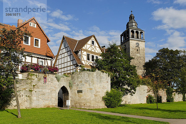 Stadtmauer mit Turm der evangelischen Pfarrkirche Bad Sooden-Allendorf  Hessen  Deutschland  Europa
