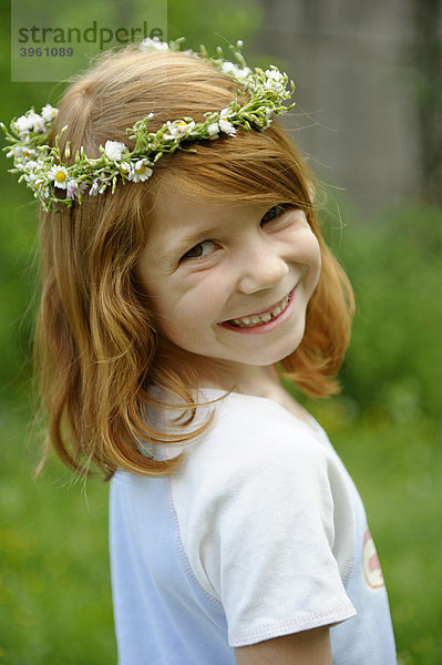Junges Mädchen mit Blütenkranz im Haar