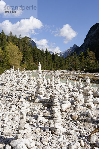 Steinmännchen  Steinpyramiden  Steintürme  Steinskulpturen im Hinterautal  Isarursprung  Karwendelgebiet  bei Scharnitz  Tirol  Österreich  Europa