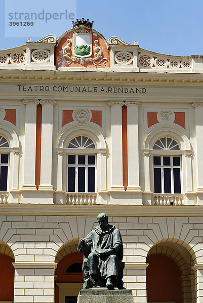 Bernardino Telesio  vor dem Renadno Theater  Altstadt  Cosenza  Kalabrien  Italien  Europa