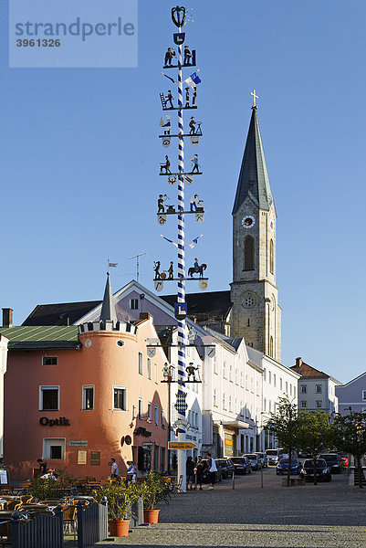 Marktplatz mit Pfarrkirche St. Peter und Paul  Waldkirchen  Bayerischer Wald  Niederbayern  Bayern  Deutschland  Europa