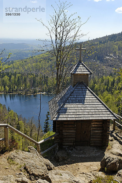 Rachelkapelle und Rachelsee  Nationalpark Bayerischer Wald  Niederbayern  Bayern  Deutschland  Europa