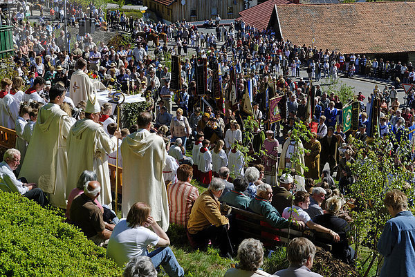 Feldgottesdienst nach dem Auffinden des Englmar  Englmarisuchen  St. Englmar  Bayerischer Wald  Niederbayern  Bayern  Deutschland  Europa