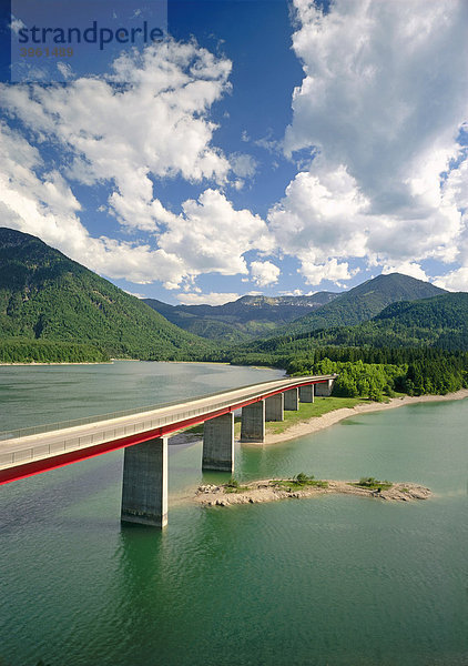 Brücke über den Sylvenstein Stausee im Isarwinkel vor dem Karwendel  Oberbayern  Bayern  Deutschland  Europa