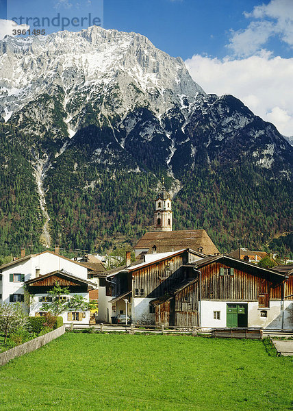 Pfarrkirche St. Peter und Paul  Mittenwald vor dem Karwendel  Oberbayern  Bayern  Deutschland  Europa