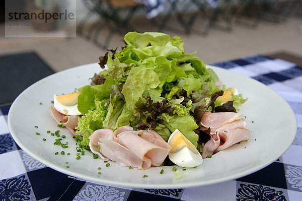 Salat  Salatteller mit Schinken und Ei