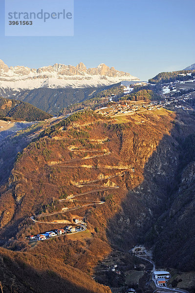 Vom Ritten auf die Serpentinenstraße vom Eisacktal nach Valthun vor dem Rosengarten  Südtirol  Italien  Europa