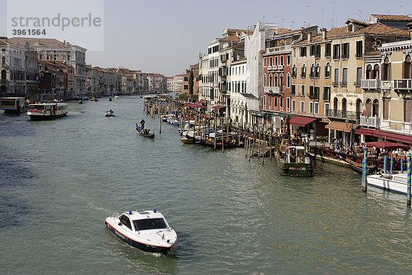 Canale Grande  von der Rialto Brücke Richtung San Silvestro  Stadtteil San Polo  Venedig  Venezia  Italien  Europa