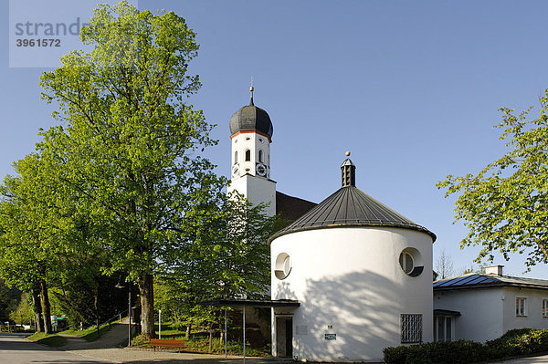 Haus mit der Quellfassung der Kurfürstin-Adelheid-Quelle vor der Pfarrkirche St. Kilian  Bad Heilbrunn  Oberbayern  Bayern  Deutschland  Europa