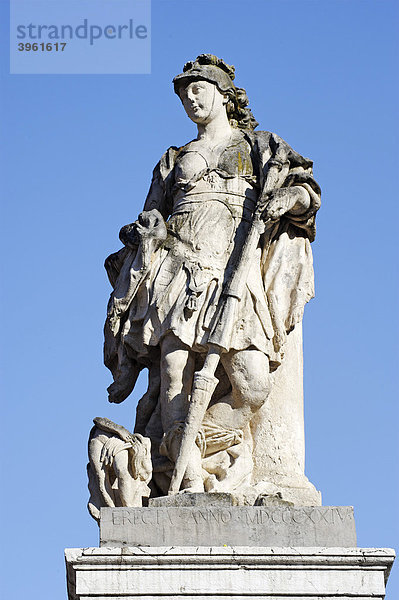 Denkmal Paulus Diaconus  Paolo Diacono  Langobarde  Gelehrter  Piazza Paolo Diacono  Cividale  Friaul-Julisch Venetien  Italien  Europa