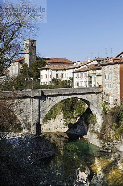 Kirche San Francesco mit der Teufelsbrücke  Ponte del Diavolo  über dem Natisone  Cividale  Friaul-Julisch Venetien  Italien  Europa