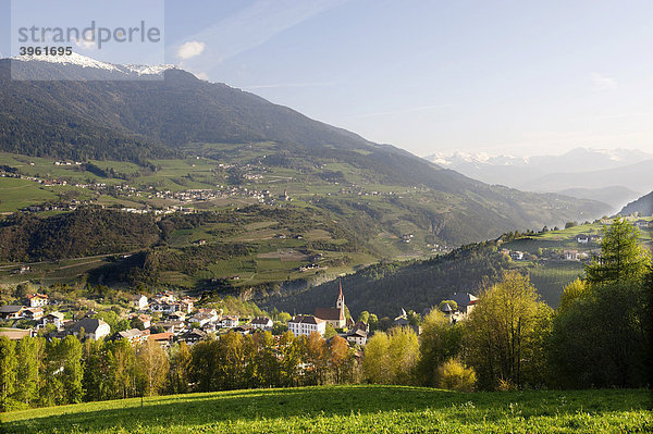 Pfarrkirche St. Martin  Ansitz Hohenhaus und Schloss Summersberg  Gufidaun  Eisacktal  Südtirol  Italien  Europa