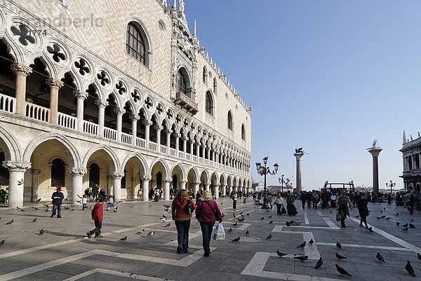 Palazzo Ducale  Dogenpalast  am Markusplatz Piazza San Marco  mit den beiden Säulen von San Marco und San Teodoro  Venedig  Venezia  Italien  Europa