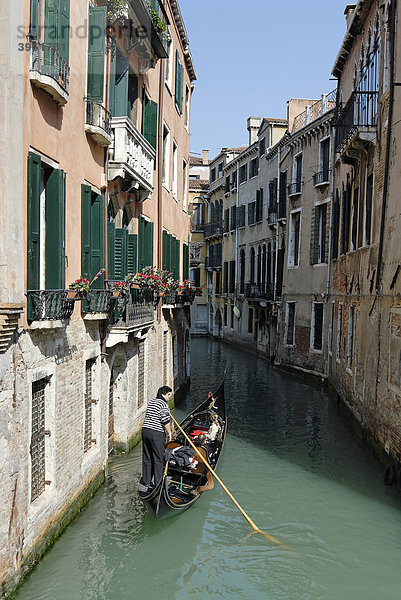 Canalleto  Kanal mit Gondelfahrer Gondoliere im Stadtteil San Marco  Venedig  Venezia  Italien  Europa