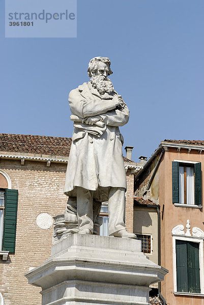 Statue von Nicolo Tommaseo  am Campo Santo Stefano  Stadtteil San Marco  Venedig  Venezia  Italien  Europa