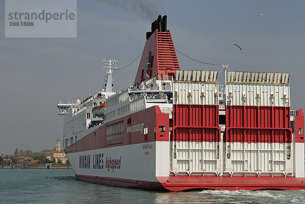 Griechisches Fährschiff Minoan Lines in der Lagune von Venedig  Venezia  Italien  Europa