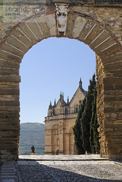 Arco de los Gigantes mit der Burgkirche Santa Maria  Antequera  Andalusien  Spanien  Europa