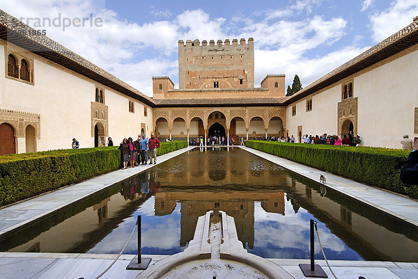 Myrtenhof und Torre de Comares  Alhambra  Granada  Andalusien  Spanien  Europa