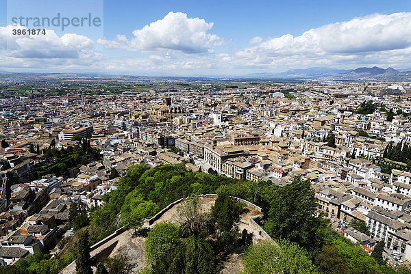 Vom Torre de la Vela der Alhambra auf die Altstadt  Granada  Andalusien  Spanien  Europa