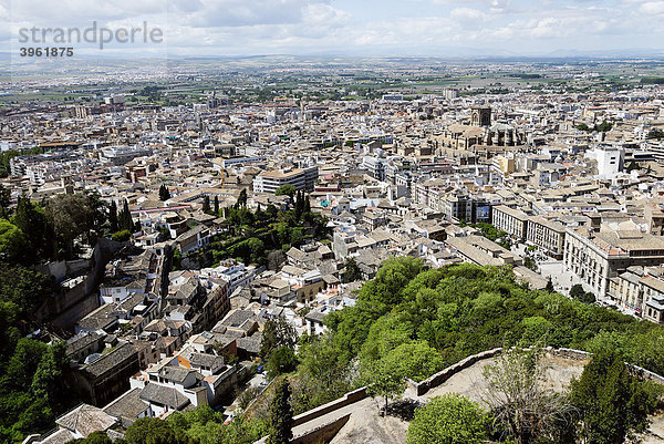 Vom Torre de la Vela der Alhambra auf die Altstadt  Granada  Andalusien  Spanien  Europa