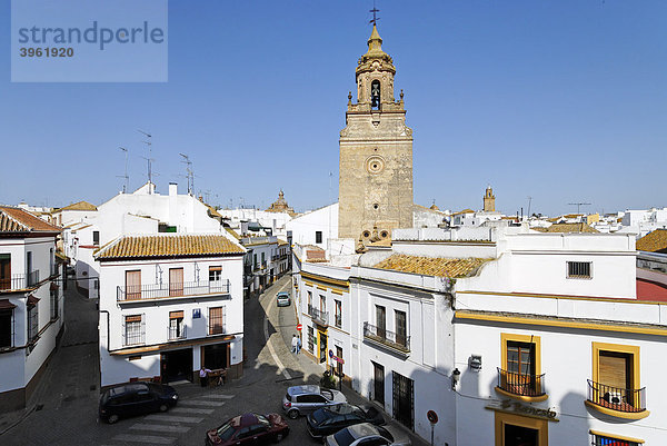 Altstadt mit Turm der Kirche Santa Maria  Carmona  Andalusien  Spanien  Europa