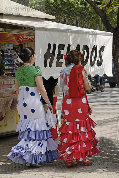 Frauen in Tracht  Feria de Abril  Sevilla  Andalusien  Spanien  Europa