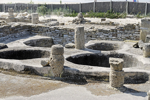 Ruinen der Fabrik zur Herstellung von Garum  archäologischer Park Baelo Claudia bei Tarifa  Andalusien  Spanien  Europa