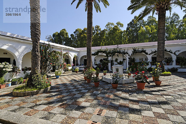 Wallfahrtshof  Sanctuario de nuestra Senora de la Luz  bei Tarifa  Andalusien  Spanien  Europa