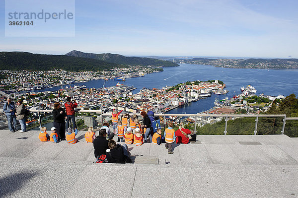 Altstadt mit Stadthafen vom Stadtberg und Aussichtspunkt Floyen  Bergen  Norwegen  Europa
