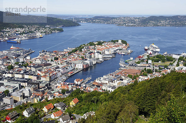 Altstadt mit Stadthafen vom Stadtberg und Aussichtspunkt Floyen  Bergen  Norwegen  Europa