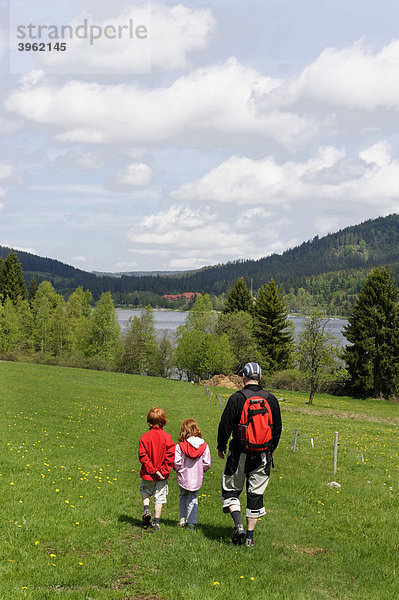 Familie beim Wandern am Ufer des Schluchsee  Breisgau  Hochschwarzwald  Schwarzwald  Baden-Württemberg  Deutschland  Europa