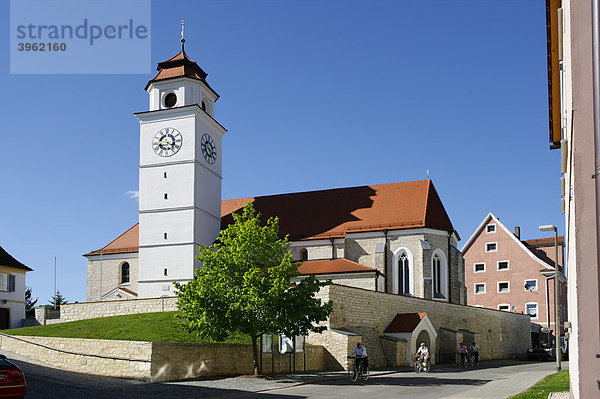 Pfarrkirche Dollnstein im Naturpark Altmühltal  Oberbayern  Deutschland  Europa