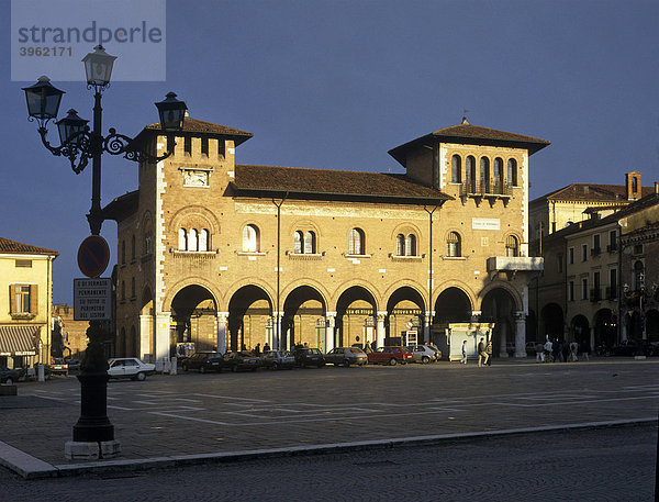 Venezianischer Palast  Piazza Maggiore  Montagnana  Veneto  Italien  Europa
