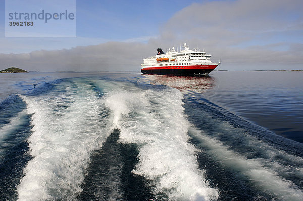 MS Nordkapp der Hurtigruten  Holandfjord  Norwegen  Skandinavien  Europa