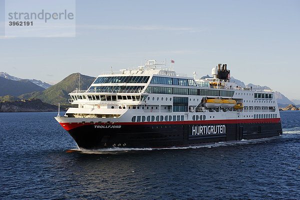 MS Trollfjord der Hurtigruten bei Svolvaer  Holandfjord  Norwegen  Skandinavien  Europa
