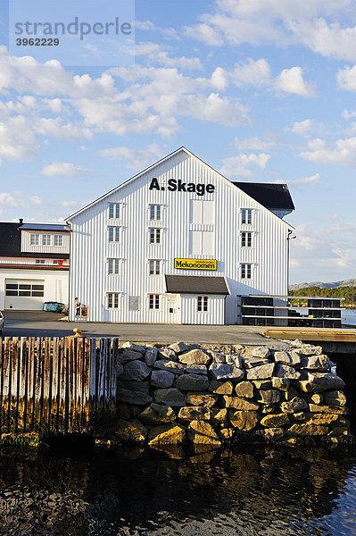 Speicherhaus am Hafen  Rorvik  Norwegen  Skandinavien  Europa