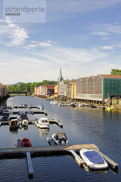 Ehemalige Handelshäuser am Kjopmannsgata über dem Nidelva  Trondheim  Norwegen  Skandinavien  Europa