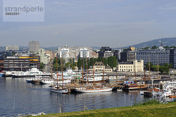 Von der Akershus Festung auf den Yachthafen und das Gebäude der Nobelstiftung  Oslo  Norwegen  Skandinavien  Europa