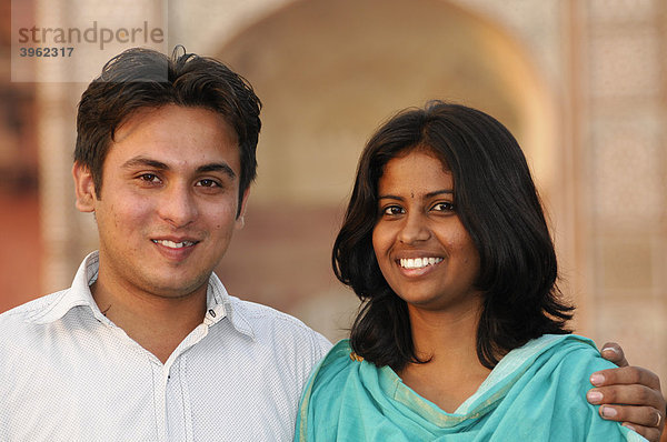Indisches Paar bei Agra  Agra  Rajasthan  Nordindien  Asien