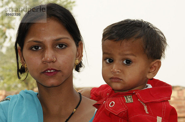 Inderin mit Kind  bei Agra  Rajasthan  Nordindien  Asien