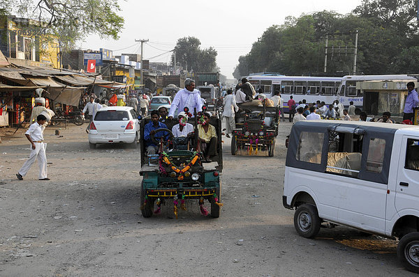 Indische Straße in der Nähe von Agra  Rajasthan  Nordindien  Asien