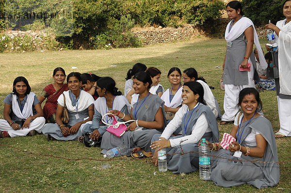 Junge Inderinnen  Studentinnen bei Kota in einem Park  Rajasthan  Nordindien  Asien