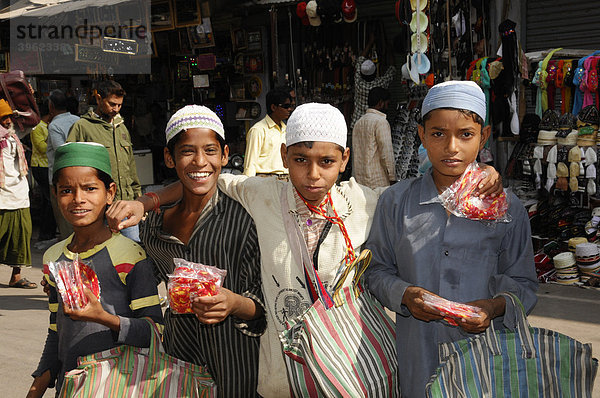 Indische Jungen in der Altstadt Ajmer  Rajasthan  Nordindien  Asien