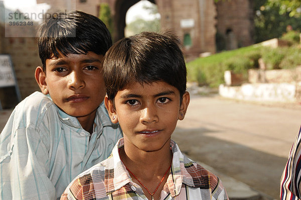 Indische Jungen bei Jodhpur  Rajasthan  Nordindien  Asien