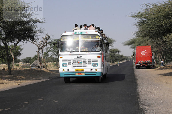 Reisebus auf der Straße von Jodhpur nach Jaisalamer  Rajasthan  Nordindien  Asien