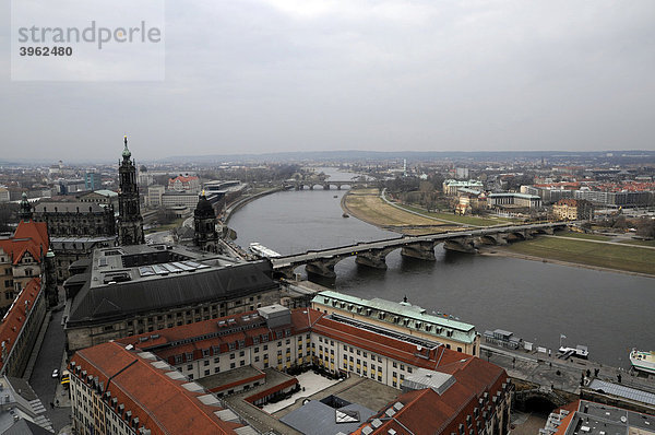 Aussicht von der Frauenkirche  Richtung Nordwest  Augustusbrücke  Dresden  Freistaat Sachsen  Deutschland  Europa