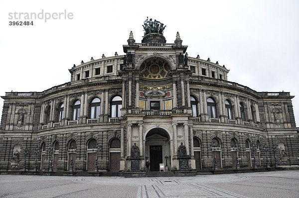 Opernplatz mit Semperoper  Dresden  Freistaat Sachsen  Deutschland  Europa