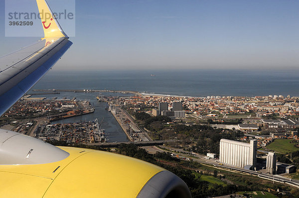 TUIfly Flug nach Porto  Boeing 737 700  Landeanflug Porto  Nordportugal  Portugal  Europa