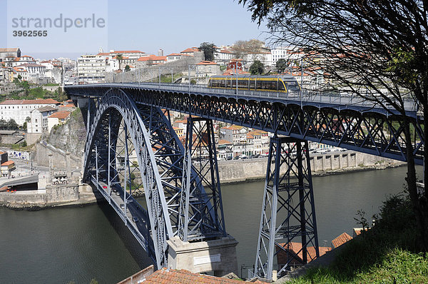 Brücke Ponte de D. Luis I.  Brücke über den Douro  Porto  Nordportugal  Portugal  Europa