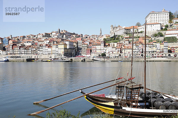 Portweinboote  Rio Douro  Vila Nova da Gaia  Nordportugal  Portugal  Europa